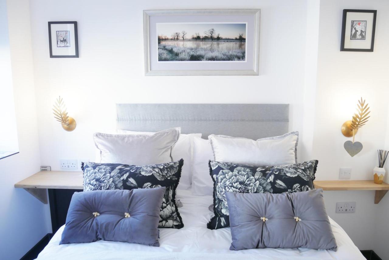 One Bedroom Luxury Ground Floor Apartment With Parking In Heart Holt Holt  Εξωτερικό φωτογραφία