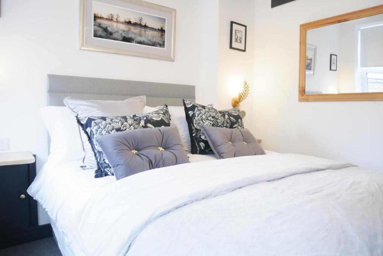 One Bedroom Luxury Ground Floor Apartment With Parking In Heart Holt Holt  Εξωτερικό φωτογραφία