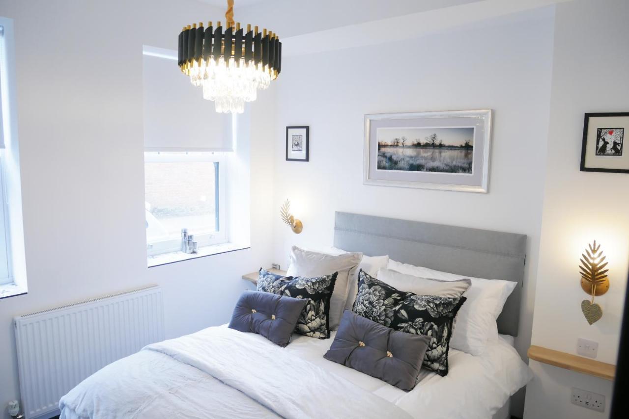 One Bedroom Luxury Ground Floor Apartment With Parking In Heart Holt Holt  Εξωτερικό φωτογραφία